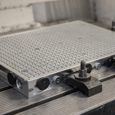 Vakuová upínací deska mřížka 12,5 mm 200x300 mm AMF - obrázek